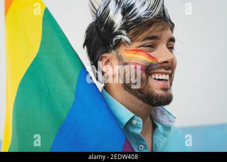 Felice uomo omosessuale che si diverte celebrando gay festa dell'orgoglio giorno Foto Stock