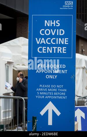 Londra, Regno Unito. 15 febbraio 2021. Le persone si allineano al centro di vaccinazione di massa presso l'Olympic Office Centre di Wembley, a nord di Londra. Nel fine settimana, il governo britannico ha raggiunto il suo obiettivo di somministrare 15 milioni di prime dosi di Covid-19 entro il 15 febbraio e l’obiettivo ora è vaccinare tutti i bambini di età superiore ai 50 anni entro la fine di aprile. Credit: Stephen Chung / Alamy Live News Foto Stock