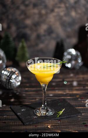 Cocktail Mimosa con succo d'arancia e champagne. Festa di Capodanno o compleanno con una discoteca a specchio. Video verticale Foto Stock