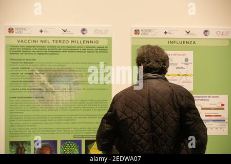 Roma, Italia. 15 Feb 2021. Un gentleman guarda la mostra dedicata alla storia delle vaccinazioni (Photo by Matteo Nardone/Pacific Press) Credit: Pacific Press Media Production Corp./Alamy Live News Foto Stock