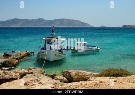 Koufonisi, Cicladi, Grecia - 16 agosto 2013: Barca da pesca sulla spiaggia Foto Stock