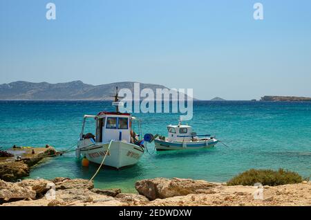 Koufonisi, Cicladi, Grecia - 16 agosto 2013: Barca da pesca sulla spiaggia Foto Stock