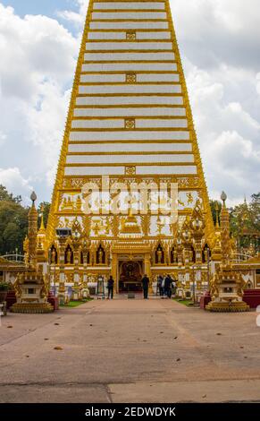 UBON RATCHATHANI, THAILANDIA - 14 febbraio 2021: Phra che Nong Bua è un tempio di Dhammyuttika, uno dei templi più importanti di Ubon Ratchathani Foto Stock