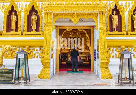 UBON RATCHATHANI, THAILANDIA - 14 febbraio 2021: Phra che Nong Bua è un tempio di Dhammyuttika, uno dei templi più importanti di Ubon Ratchathani Foto Stock