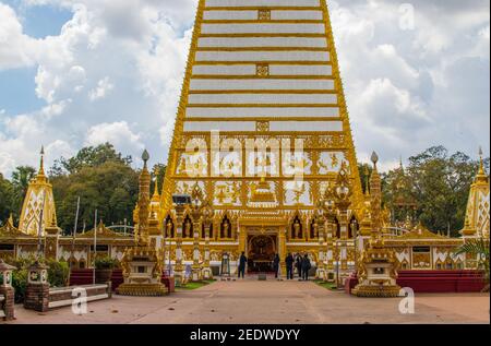 UBON RATCHATHANI, THAILANDIA - 14 febbraio 2021: Phra che Nong Bua è un tempio di Dhammyuttika, uno dei templi più importanti di Ubon Ratchathani Foto Stock