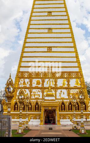 UBON RATCHATHANI, THAILANDIA - 14 febbraio 2021: Phra che Nong Bua è un tempio di Dhammyuttika, uno dei templi più importanti di Ubon Ratchathani Foto Stock