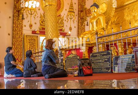 UBON RATCHATHANI, THAILANDIA - 14 febbraio 2021: Phra che Nong Bua è un tempio di Dhammyuttika, uno dei templi più importanti di Ubon Ratchathani Foto Stock