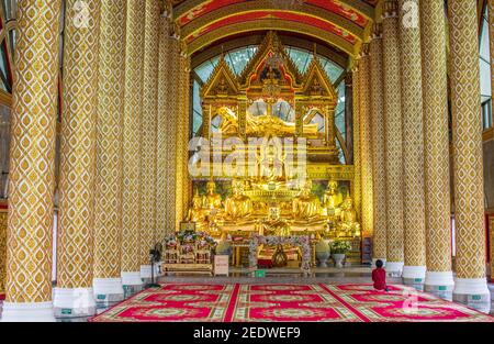 UBON RATCHATHANI, THAILANDIA - 14 febbraio 2021: Phra che Nong Bua è un tempio di Dhammyuttika, uno dei templi più importanti di Ubon Ratchathani Foto Stock