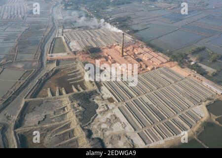 Khulna, Bangladesh - 05 febbraio 2020: Nella zona costiera di Khulna, un forno di mattoni è stato costruito all'interno del villaggio senza seguire alcuna regolamentazione Foto Stock