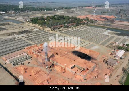 Khulna, Bangladesh - 05 febbraio 2020: Nella zona costiera di Khulna, un forno di mattoni è stato costruito all'interno del villaggio senza seguire alcuna regolamentazione Foto Stock