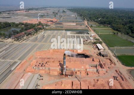 Khulna, Bangladesh - 05 febbraio 2020: Nella zona costiera di Khulna, un forno di mattoni è stato costruito all'interno del villaggio senza seguire alcuna regolamentazione Foto Stock