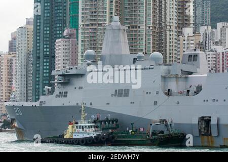 Vista del molo anfibio della nave di atterraggio USS Green Bay (LPD 20) di fronte allo skyline degli edifici, ormeggiata all'ingresso del Victoria Harbour come parte di una visita programmata del porto. Green Bay fa parte del gruppo Bonhomme Richard Expeditionary Strike visto qui a Hong Kong, Hong Kong, SAR, Cina, RPC. © Time-Snap Foto Stock