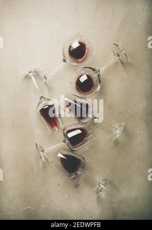 Piatto di vino rosso in bicchieri su fondo grigio in cemento, vista dall'alto. Bojole nouveau, enoteca, cantina, degustazione vini Foto Stock