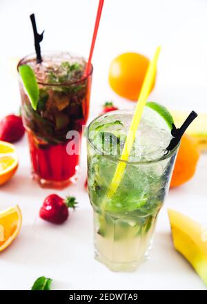 Tradizione Summer drink mojito con lime e menta, un Foto Stock