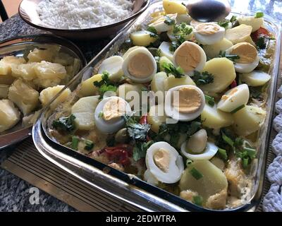 Merluzzo con uova, olive e verdure Foto Stock