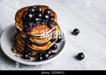 Immagine di alcuni pancake con more e zucchero su legno sfondo e. Foto Stock