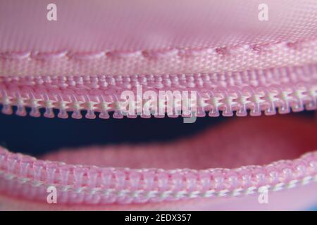 Chiusura lampo dettaglio zip rosa, una scuola di custodia per il trasporto Foto Stock