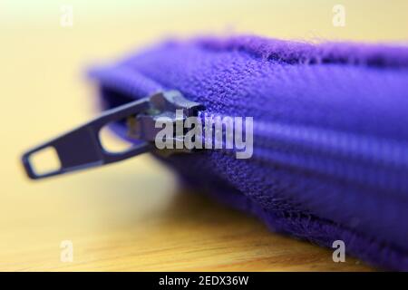 Chiusura lampo dettaglio zip blu, una scuola di custodia per il trasporto Foto Stock