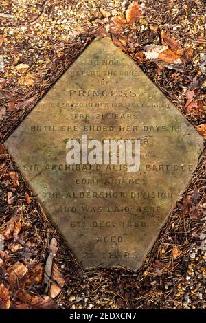 Cimitero militare dei cavalli presso l'Aldershot Army Golf Club, Hampshire, Regno Unito, con cinque pietre commemorative che risalgono al 1880 e al 1899 Foto Stock