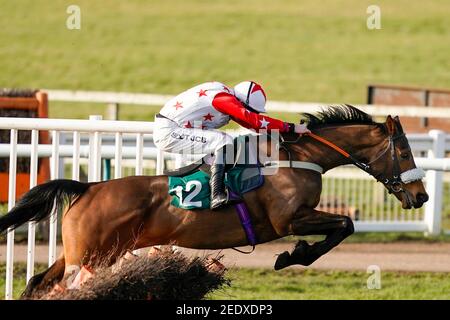 Jamie Hamilton riding Orkan libera l'ultimo a vincere l'ostacolo Paddys Rewards Club handicap all'ippodromo di Warwick. Data immagine: Lunedì 15 febbraio 2021. Foto Stock