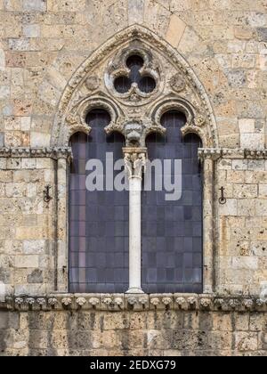 Finestra gotica nel Palazzo pubblico di Siena, Toscana, Italia, aprile. Foto Stock