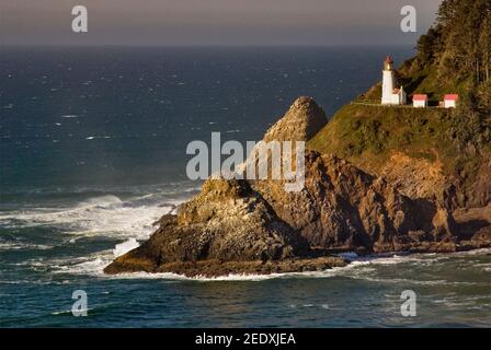 Faro di Heceta Head sulla scogliera sulla costa del Pacifico vicino a Firenze, Oregon, Stati Uniti Foto Stock