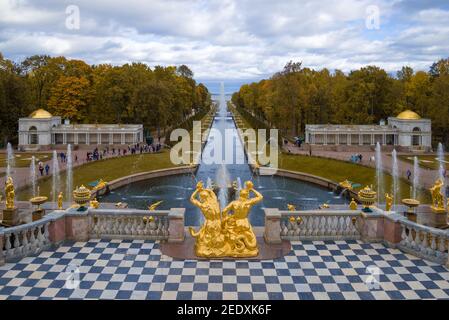 PETRODVORETS, RUSSIA - 05 OTTOBRE 2015: Tritons sculture sul grande palco in un autunno d'oro. Peterhof Foto Stock