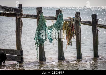 Vecchie reti da pesca sul molo Foto Stock