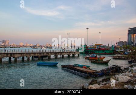 PATTAYA, THAILANDIA - 04 febbraio 2021: Vista sulle barche e il paesaggio urbano del porto o molo per la chiatta di Pattaya Distretto Chonburi Thailandia Asia Foto Stock