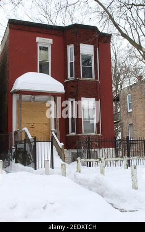 Imbarcato su abbandonato mattone rosso due pianeggianti con neve in Chicago nel lato sud di Englewood durante l'inverno Foto Stock