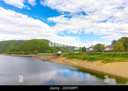 Paulushofdamm, Rursee e Obersee in una bella giornata d'estate. Foto Stock