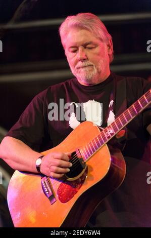 Simon Nicolo, uno dei membri fondatori della FAirport Convention che si esibisce presso Union Chapel, Londra, Regno Unito, l'ultima notte del loro tour invernale 2013 Foto Stock