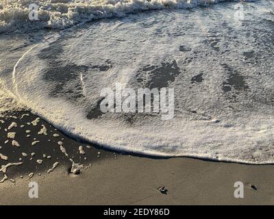 Onde oceaniche che corrono sulla spiaggia di Myrtle Beach, Carolina del Sud Foto Stock