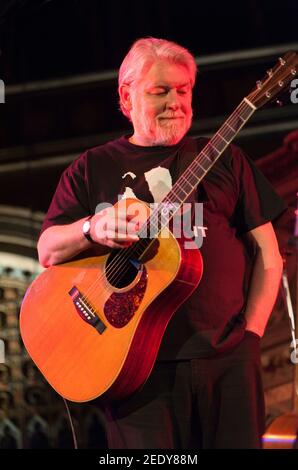 Simon Nicolo, uno dei membri fondatori della FAirport Convention che si esibisce presso Union Chapel, Londra, Regno Unito, l'ultima notte del loro tour invernale 2013 Foto Stock