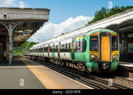 Treno passeggeri di classe 377 nella livrea meridionale alla stazione ferroviaria di Purley, Inghilterra. Foto Stock