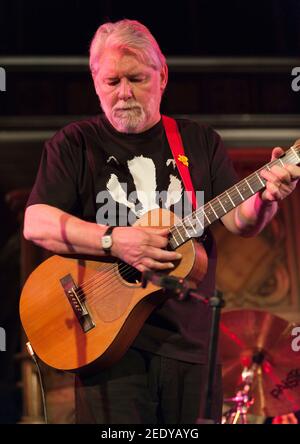 Simon Nicolo, uno dei membri fondatori della FAirport Convention che si esibisce presso Union Chapel, Londra, Regno Unito, l'ultima notte del loro tour invernale 2013 Foto Stock