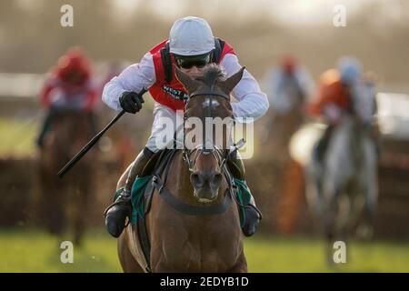 Harry Skelton Riding Molly Ollys desidera sulla strada per vincere l'ostacolo di St Marys Land Warwick Mares all'ippodromo di Warwick. Data immagine: Lunedì 15 febbraio 2021. Foto Stock