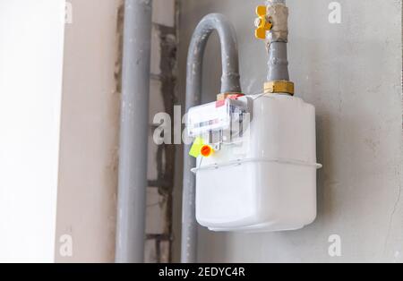 misuratore di gas sulla parete della casa. Fuoco selettivo. Bianco. Foto Stock