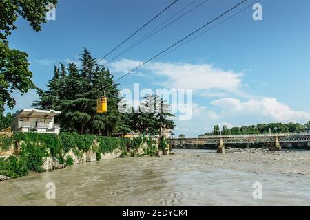 Stazione della funivia sul fiume Rioni, Kutaisi. Si può salire sulla collina sopra Kutaisi con la funivia giallo retrò. Populat attrazione turistica.Godetevi Foto Stock