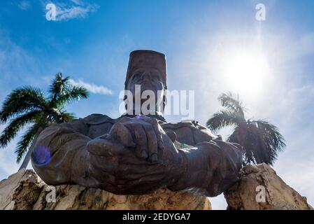 Monumento di Omar Torrijos trovato a l'Avana: Statua raffigurante il presidente di Panama tenendo entrambe le mani insieme. Foto Stock