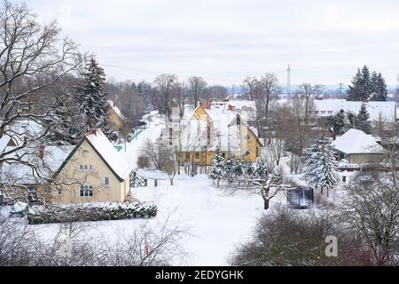Insediamento innevato Siedlung Schiffshebewerk alle porte di Magdeburg in Germania in inverno Foto Stock