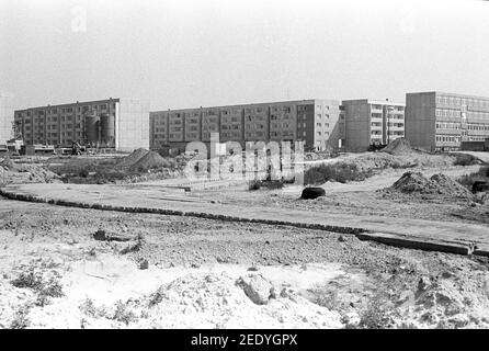 15 maggio 1982, Sassonia, Delitzsch: Nuovi edifici sono costruiti nella campagna aperta a metà degli anni '80, alla periferia della città distrettuale di Delitzsch, nella nuova area di sviluppo degli alloggi di Delitzsch Nordwest. Sul lato destro della foto una scuola di nuova costruzione. La data esatta della fotografia non è nota. Foto: Volkmar Heinz/dpa-Zentralbild/ZB Foto Stock