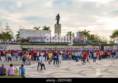 Festa di maggio a Cuba: Persone che si riuniscono di fronte alla statua di che Guevara al tramonto. Foto Stock