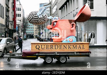 Nonostante il Carnevale sia stato annullato a causa di Corona, il costruttore di galleggianti Jacques Tilly invia un paio di galleggianti a tema attraverso Duesseldorf il Lunedi Rosa. Foto Stock