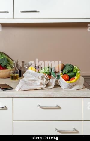 frutta e verdura fresca in sacchetto di cotone ecologico 2998852 Stock  Photo su Vecteezy