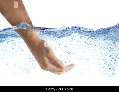 Mano della donna che prende l'acqua. Igiene e rinfresco. Fonte di acqua pulita. Isolato su bianco. Foto Stock