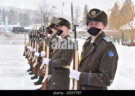 I soldati d'onore si levano in piedi in guardia durante gli eventi che segnano il 32° anniversario della fine della guerra sovietico-afghana. UN evento commemorativo dedicato al 32° anniversario della fine della guerra sovietico-afghana ospitato nella città dell'Ucraina occidentale. Foto Stock