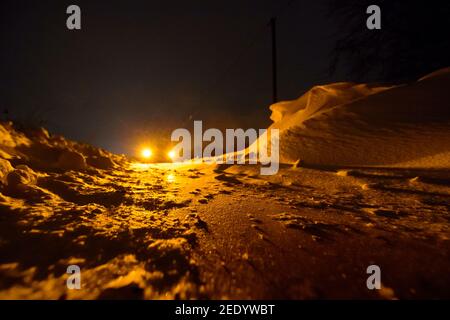 Himbergen, Germania. 8 febbraio 2021. La strada congelata e le nevicate impediscono a un'auto con luci di emergenza di fronte all'ostacolo di proseguire il suo viaggio. Credit: Jonas Walzberg/dpa/Alamy Live News Foto Stock