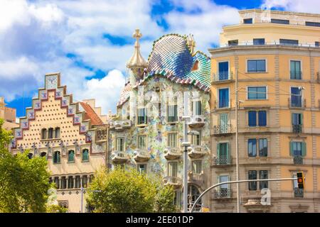 Barcellona, Spagna, agosto 2019. La facciata della Casa Batllo contro il cielo blu in estate. Opera dell'architetto Antonio Gaudi. Maestro di architettura Foto Stock