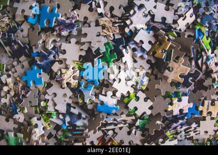 Puzzle. Mucchio di picchietti puzzle. Foto concettuale con attenzione al puzzle undone Foto Stock